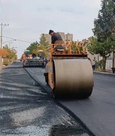 📷گزارش تصویری|  ادامه نهضت آسفالت  عملیات قیرپاشی وروکش آسفالت خیابان شهید عازم