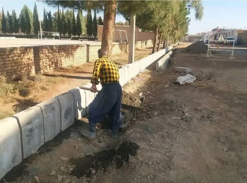 📷گزارش تصویری|  عملیات نصب جدول ضلع جنوبی پارک شهید مدرس