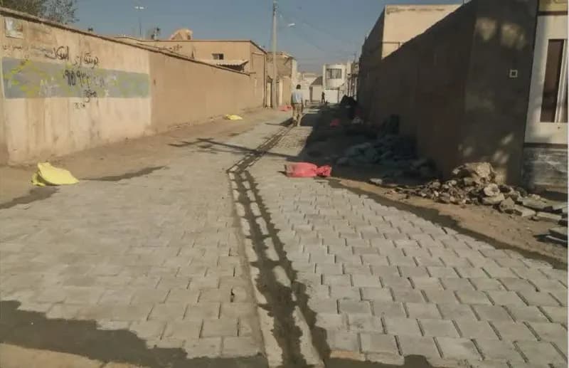 📷گزارش تصویری|  عملیات‌نصب جدول کانیووسط ونصب تایل بتنی میانی کوچه شهید ترابی ۱۲