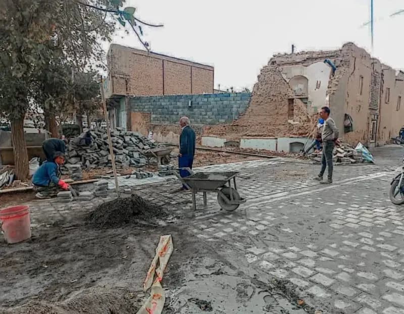 📷گزارش تصویری|  مراحل پایانی نصب جدول کانیووسط ونصب تایل بتنی کوچه شهید باقری ۱۲