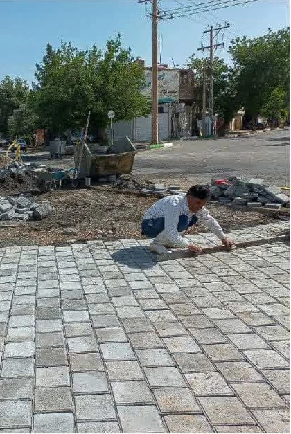 📷گزارش تصویری| عملیات زیبا سازی ونصب تایل بتنی محل دوربرگردان ضلع شمالی میدان مغان
