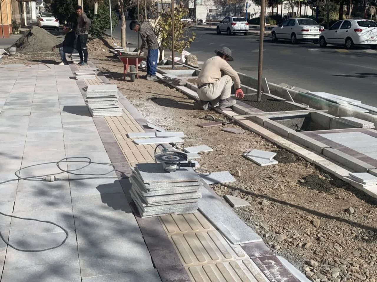 📷گزارش تصویری| اجرای عملیات تایل فرش معابر شهری، خیابان فرهنگیان 4