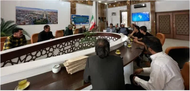 حضور جمعی از اهالی و معتمدین خیابان ۱۷شهریور در دفتر مهندس کوهسرخی شهردار کاشمر و تقدیر از زحمات ایشان برای اجرای روکش آسفالت خیابان ۱۷ شهریور