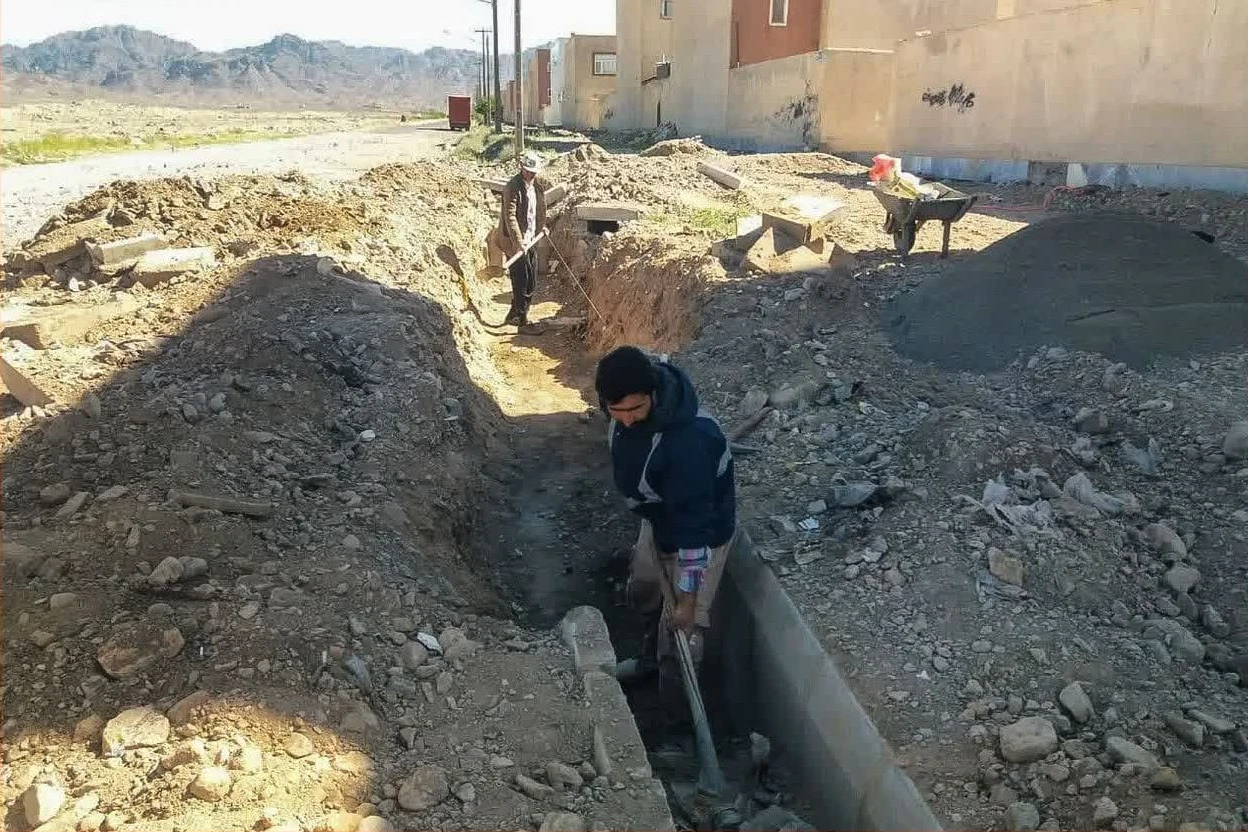 📷گزارش تصویری| کنده کاری وحفرکانال جهت هدایت وانتقال آبهای سطحی انتهای سفیرامید جنوبی